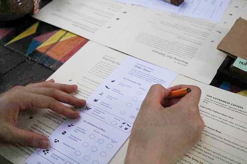 注文は紙で、その他必要な要件はハンコ＆メモを使ってコミュニケーション