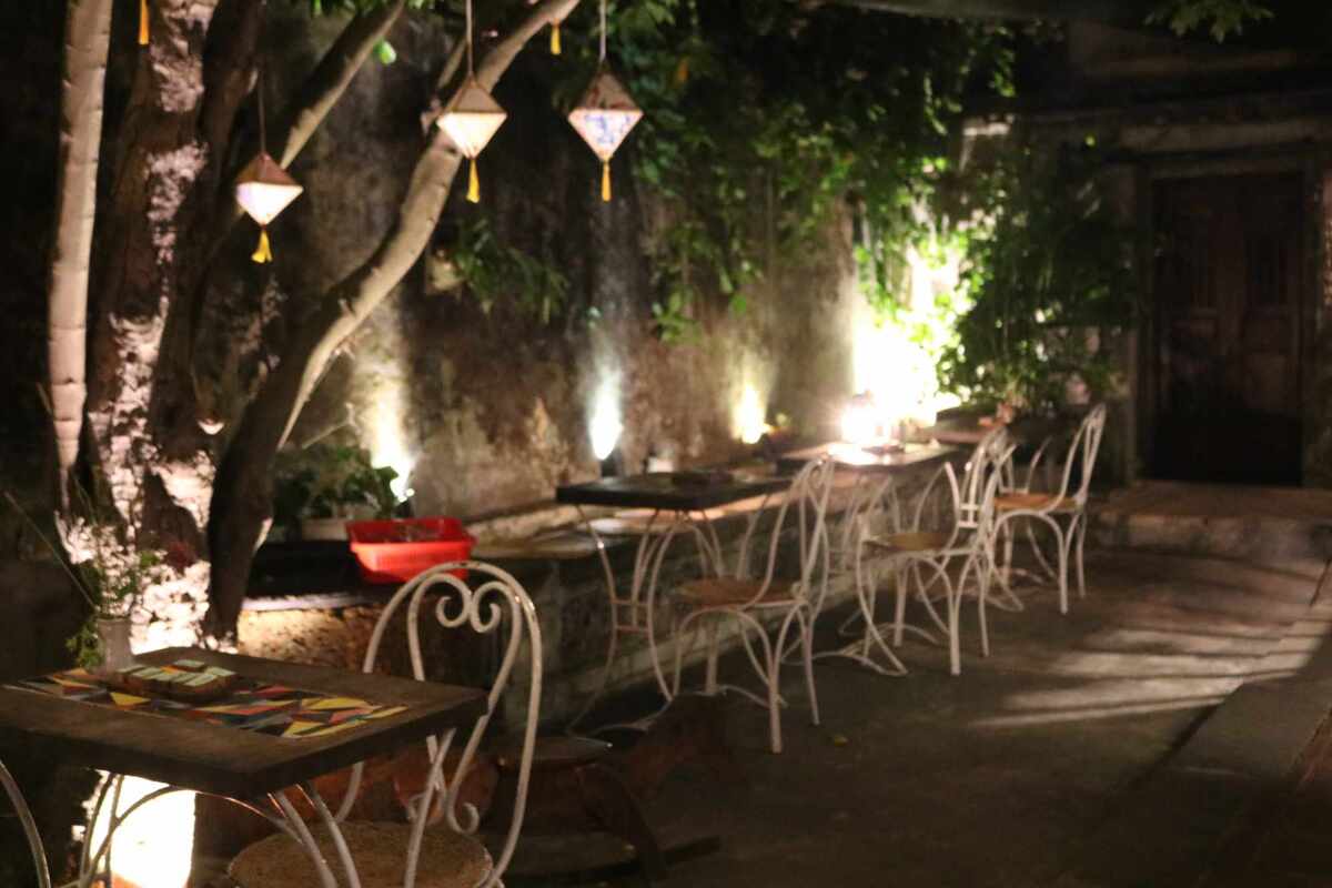 旧市街の一等地に構えるお土産店併設のカフェ