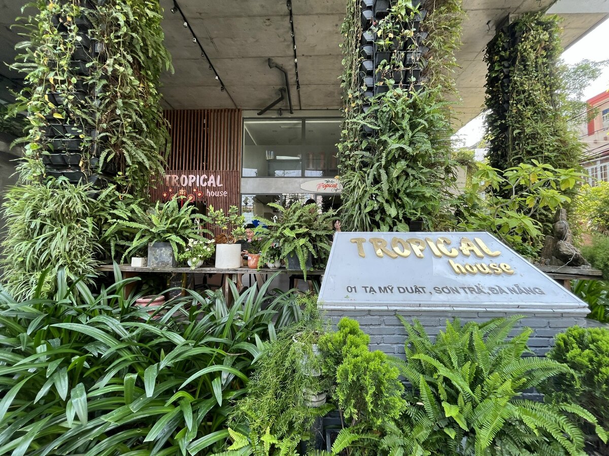 おしゃれマンションの一階に開放的なカフェがオープン