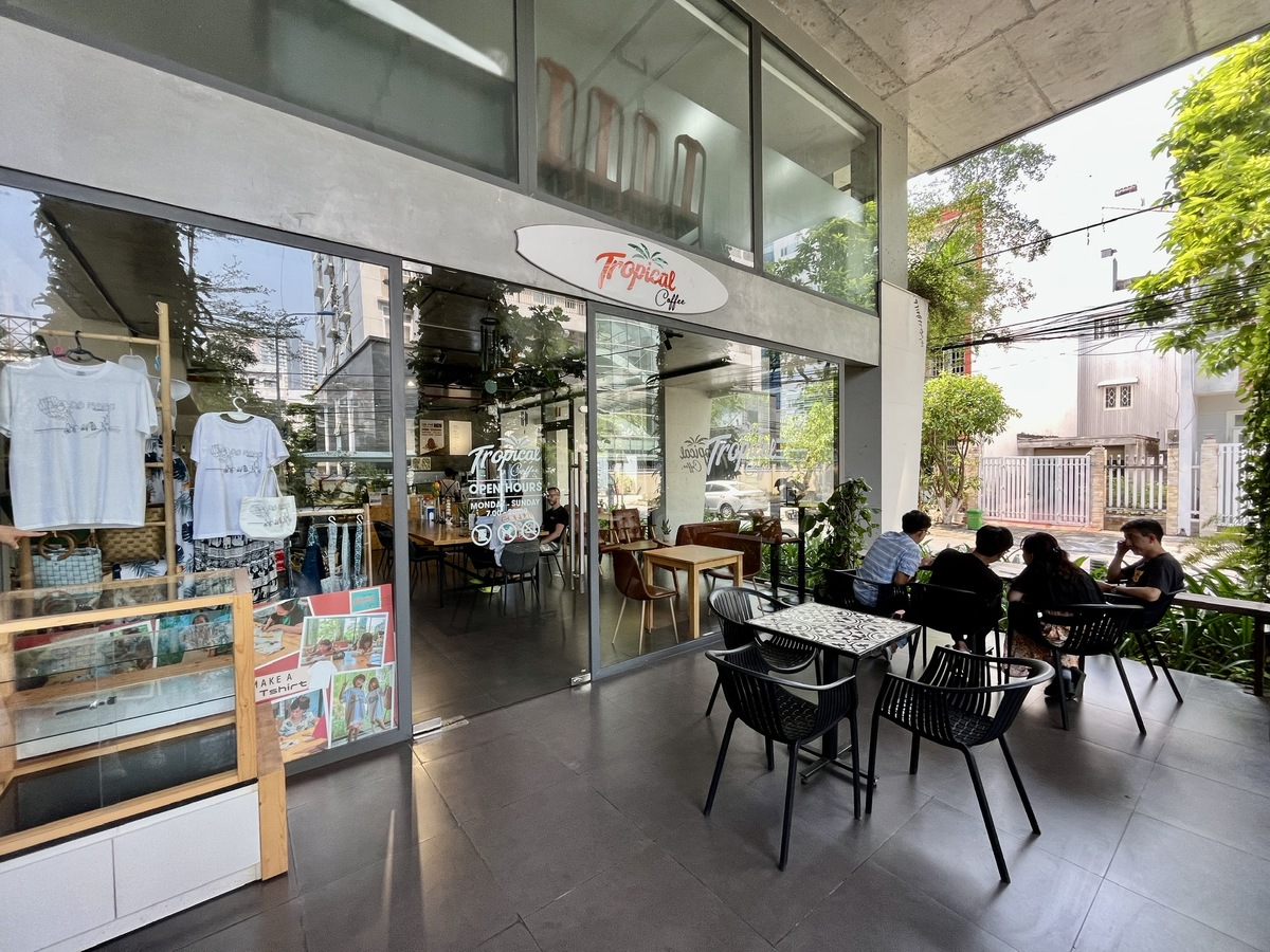 マンション一階の緑に囲まれたガラス張りのカフェ