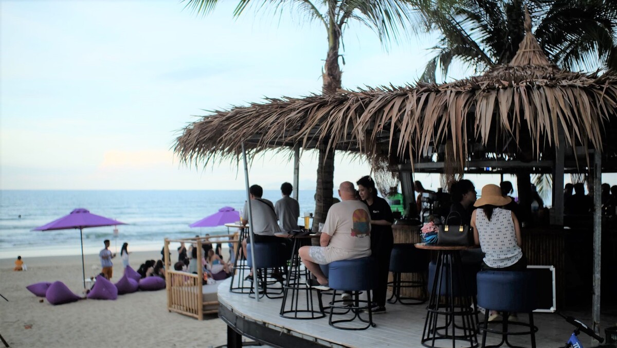 ミーケビーチ沿いのカフェ・バー