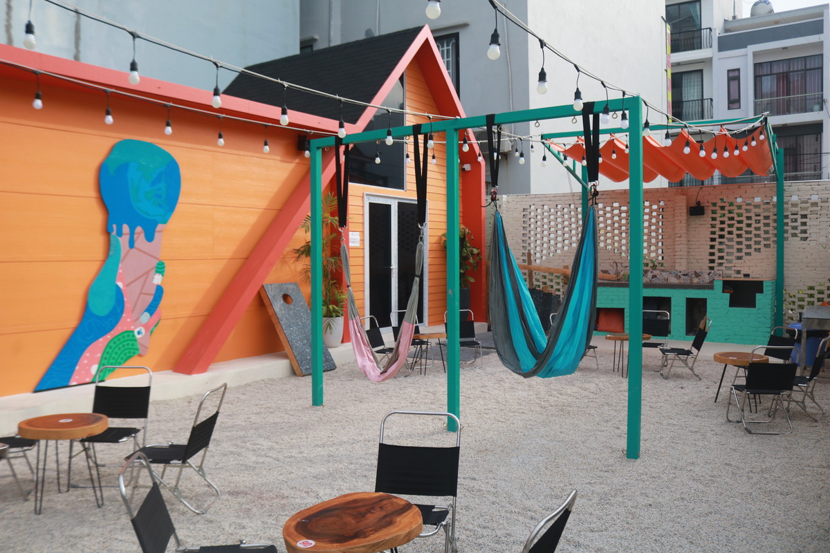 砂利が敷き詰められたプレーパークのような空間