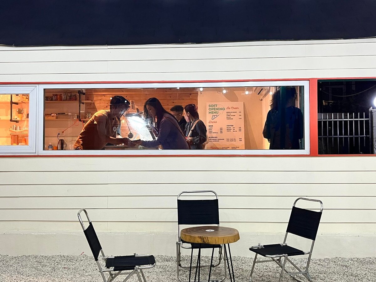 横から見るとトレーラーハウスのようなアイスクリームショップの店内