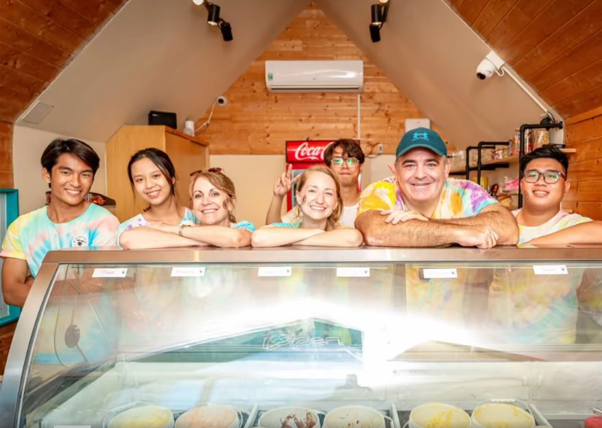 Trevorさん(右から２番目)、Meghanさん(右から前列３番目)スタッフさんは皆明るく元気がもらえます！