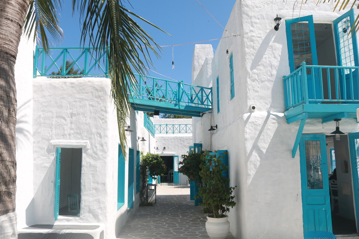 ソンチャ半島の麓にあるサントリーニ風カフェ