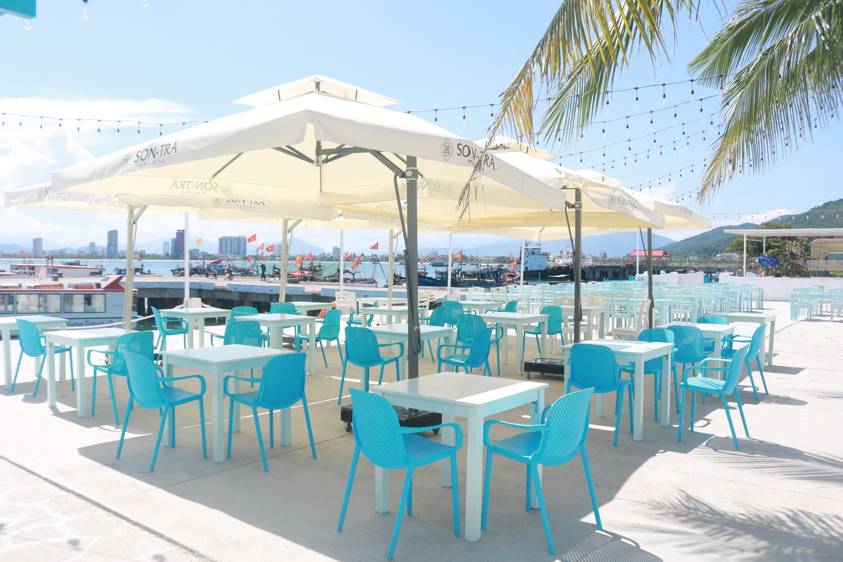 外のカフェエリアは夕方はライトアップされて綺麗！イベントやウェディングパーティーなども行えます。