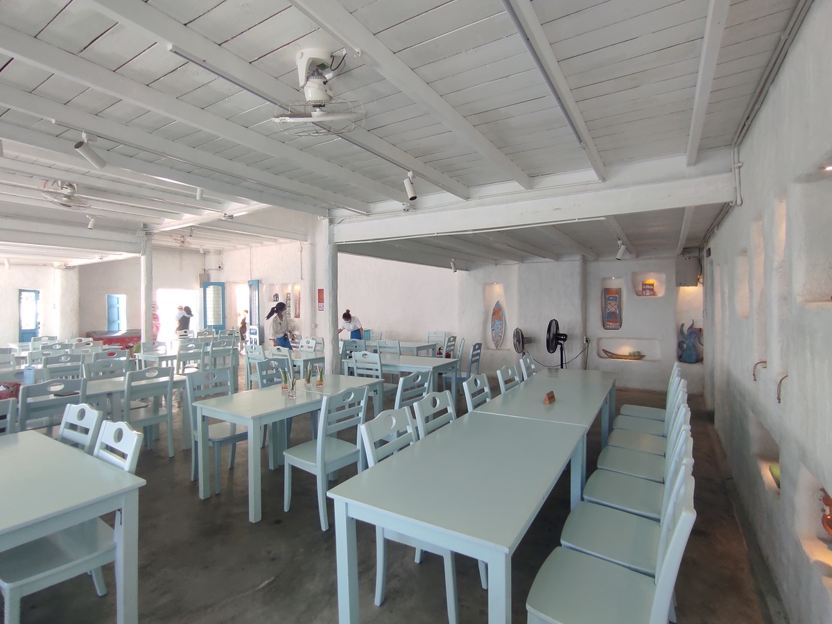 約３つの室内があり、一番大きなお部屋は約100席ほどある広い空間