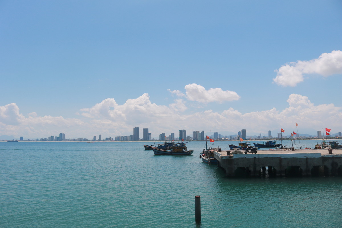 室内の窓から見える海とダナンの街並み