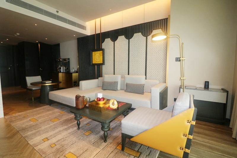 入口から入ってすぐにあるのはテレビ付きのリビングルーム。