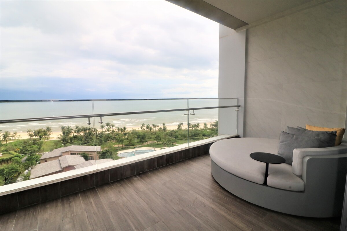 広いベランダからはパノラマの海が広がります