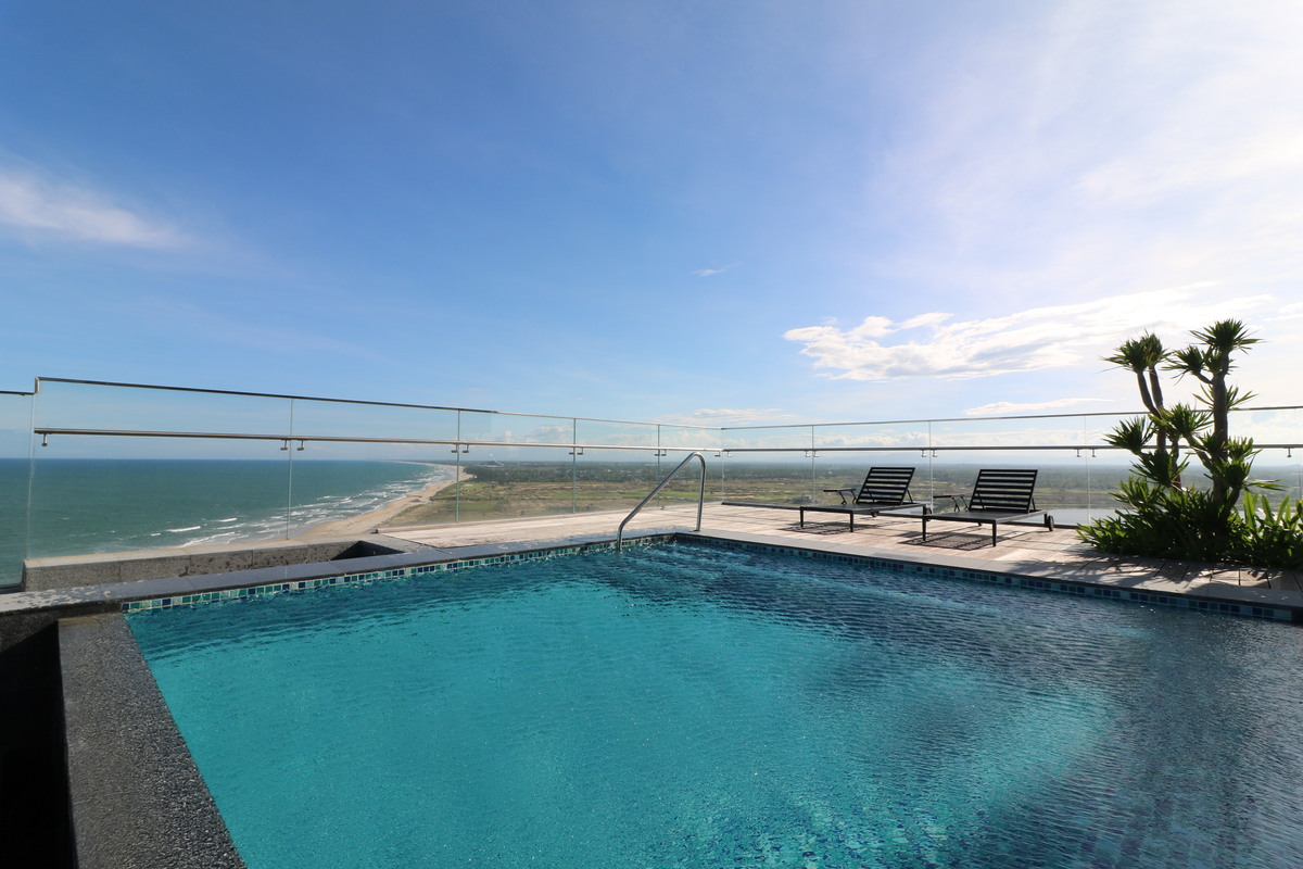 海と一体となったようなプライベートプール