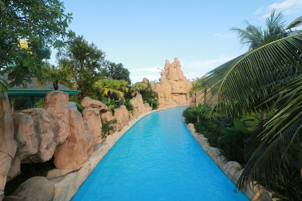 約400ｍの周遊する流れるプール