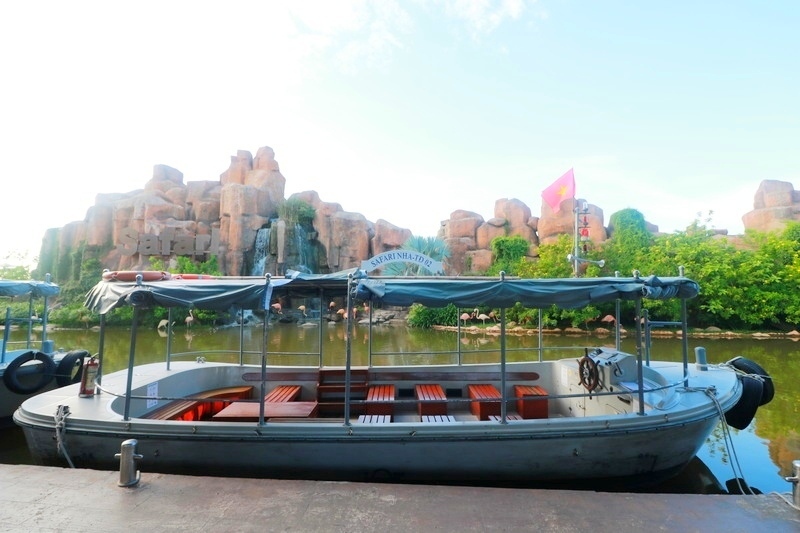 約20人乗りの安定感のある船でリバーサファリへ