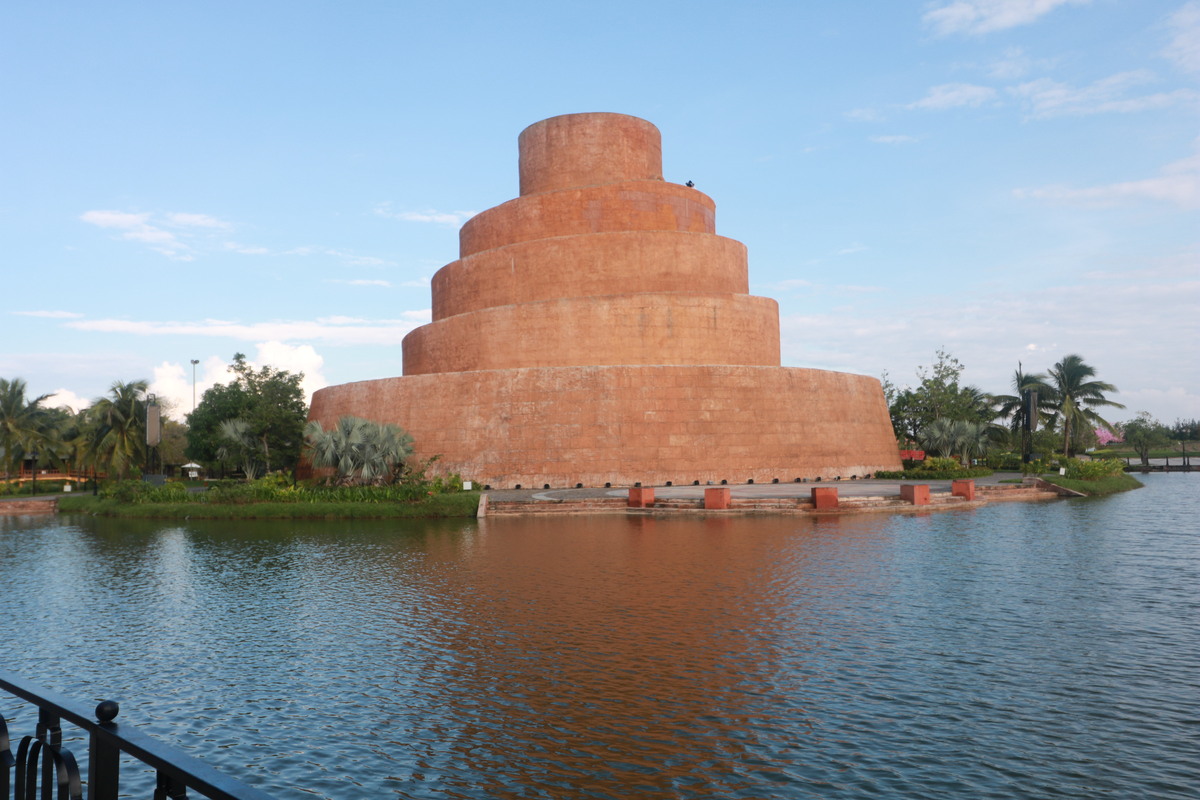 夜にはプロジェクションマッピングが見れる塔