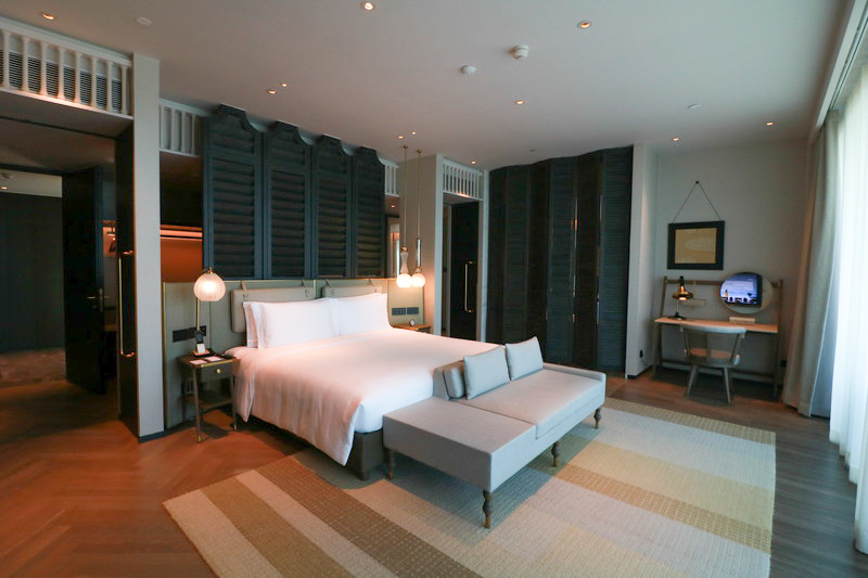 ベッドルームには朝優しい光が差し込みます。