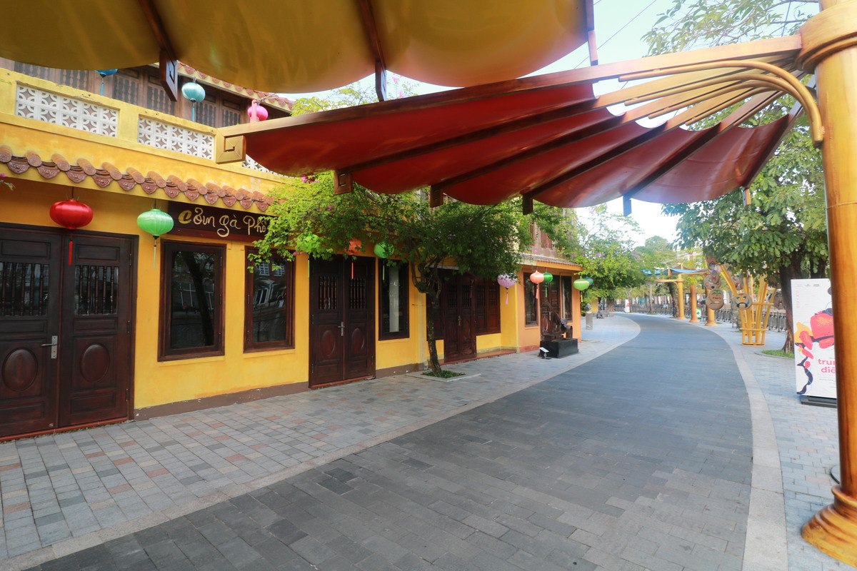 ウォーターパークからサファリまでの道はホイアンを模した街並みを楽しめる