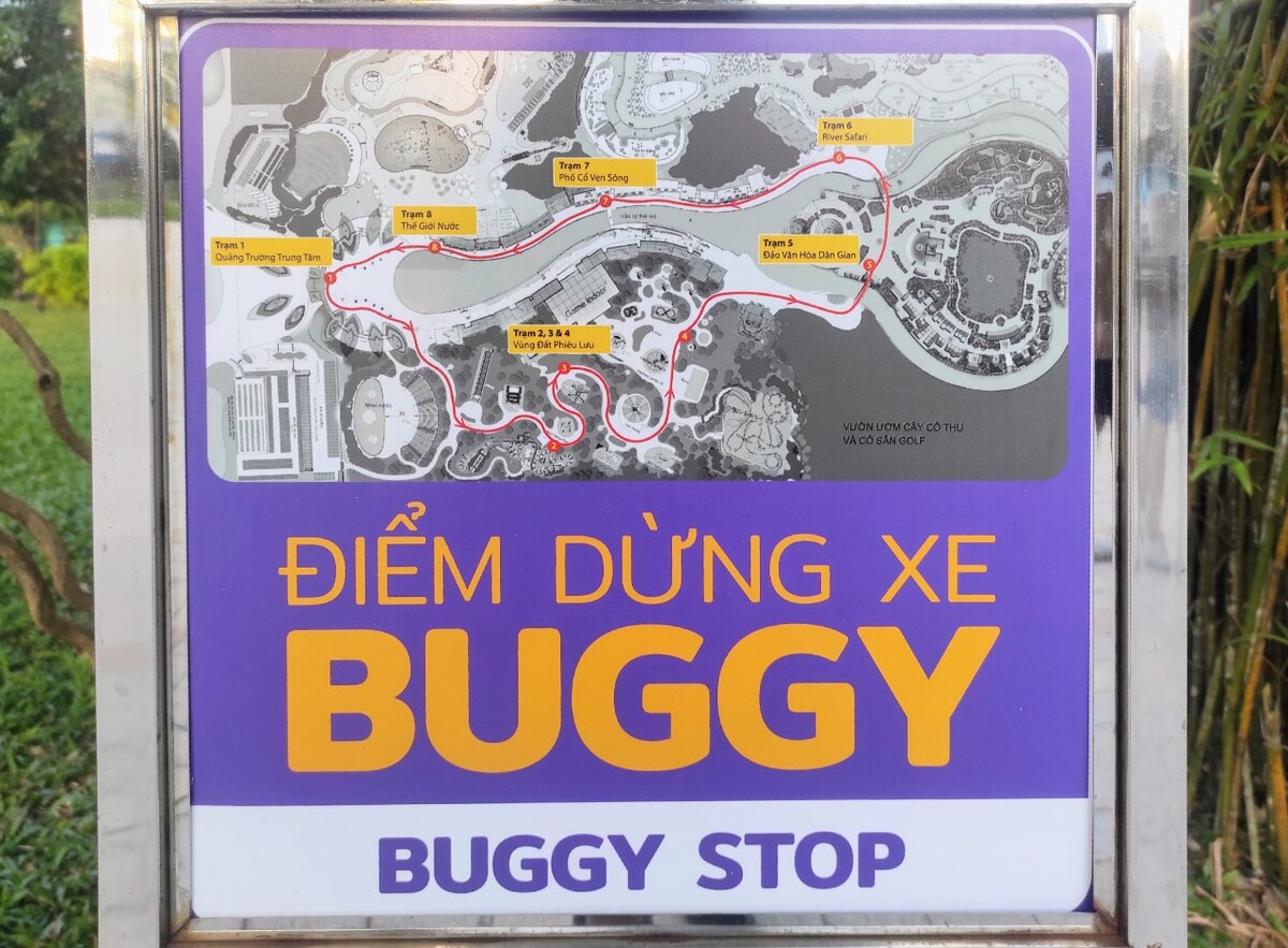 園内を周るバギー