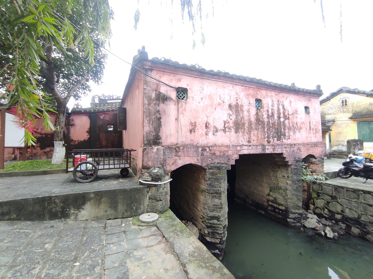橋の裏側:見えるのはお寺の増設された部分で出っ張っているのが分かる