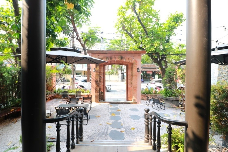 住宅街にオープンした落ち着いた雰囲気の洋風カフェ