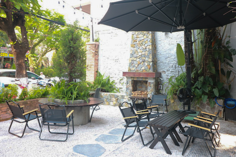 入口すぐのテラス席は夜のライトアップされた雰囲気もとても良い