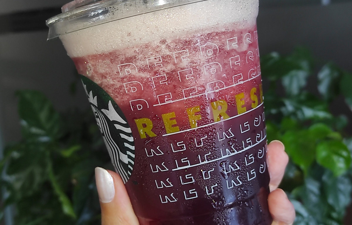 プラスチックカップも通常とは違うデザインのものが使用されています (※中身は違うドリンクです)