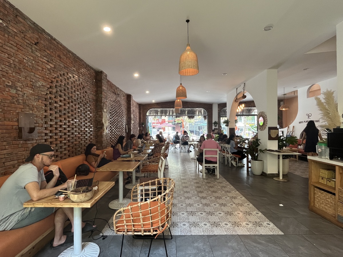 一階はソファ席と外の席がメイン