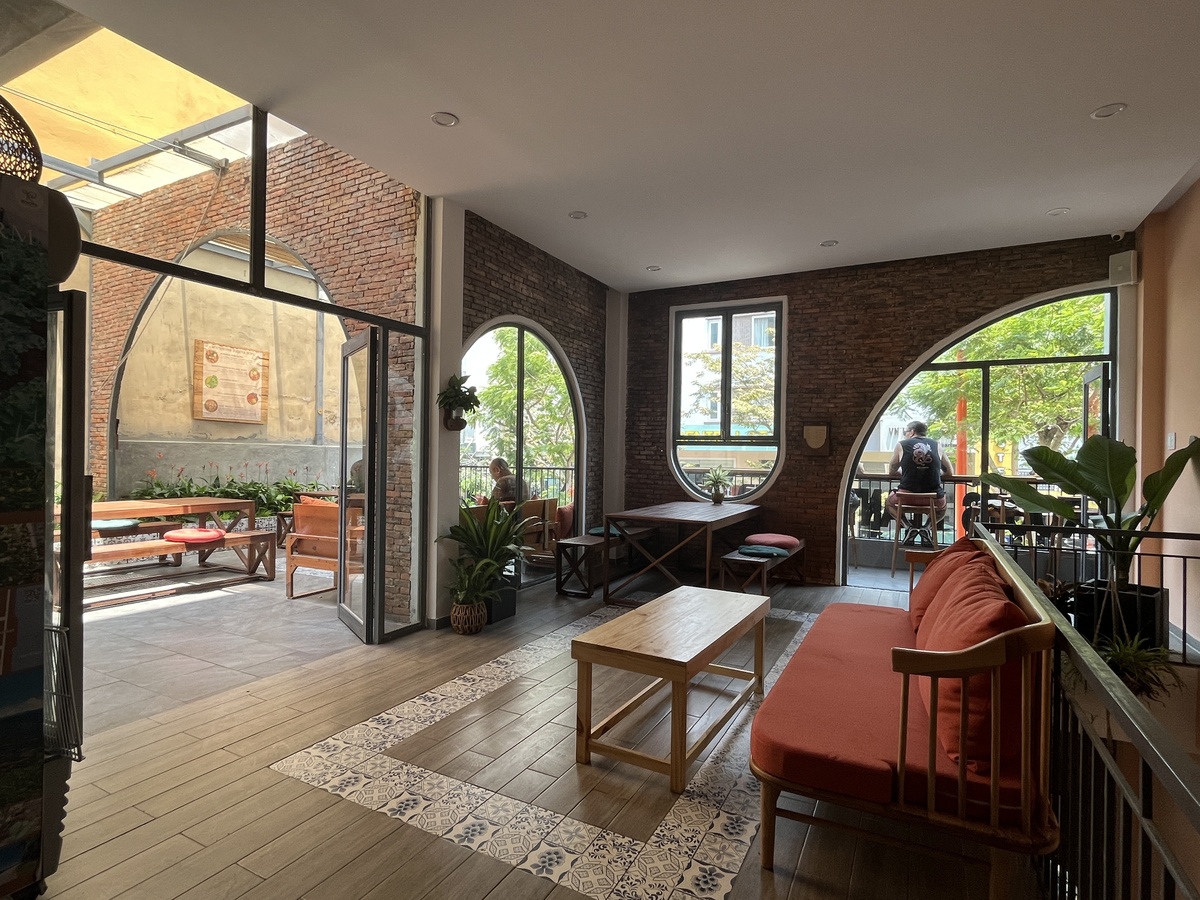 全体的にゆったりとした店内は茶色、オレンジ、白で統一されたデザイン