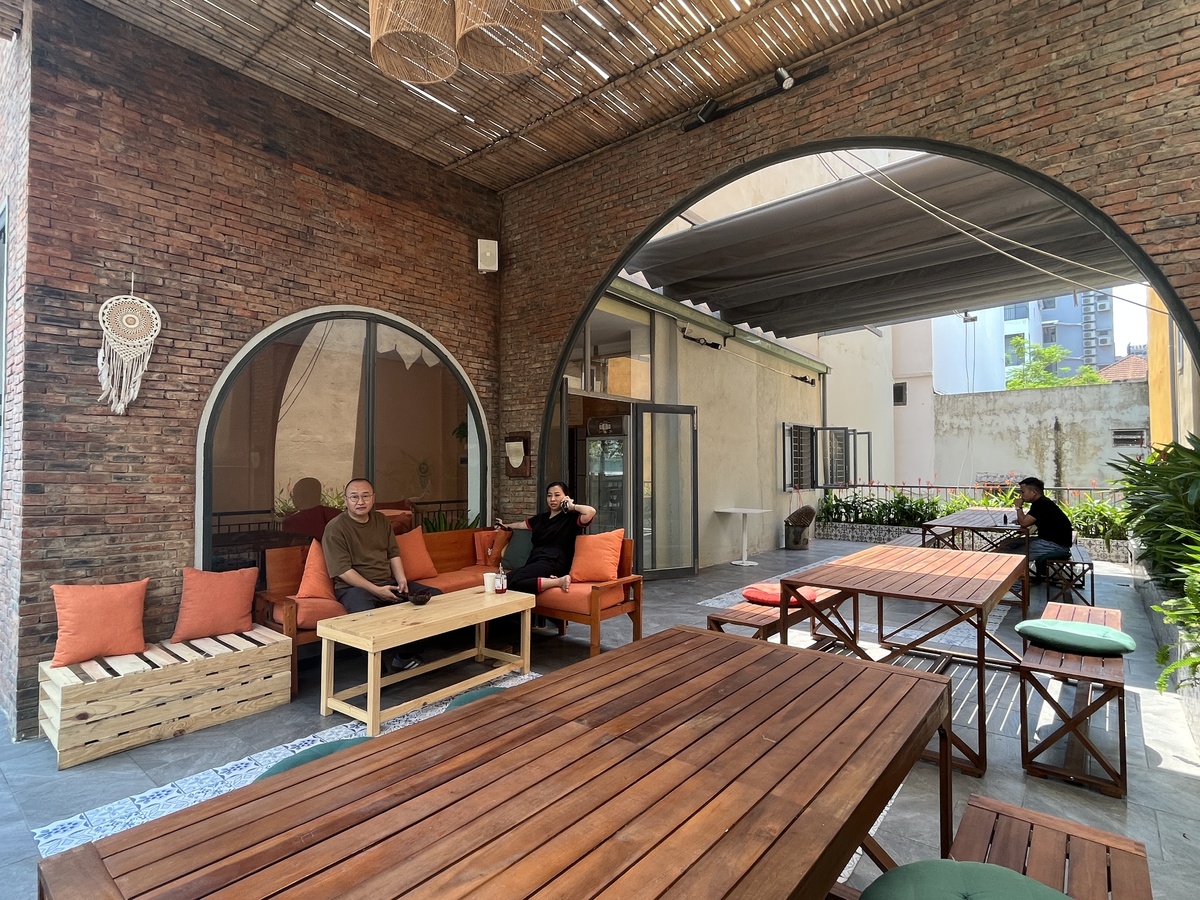 外も居心地が良く、大きなテーブル席があるのでグループ旅行の方にもgood！