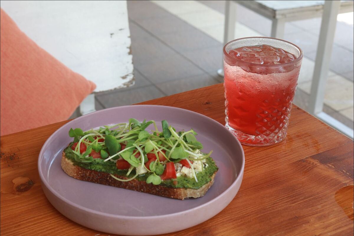 軽ーく食べたいなら野菜タップリのサンドイッチ50,000VND