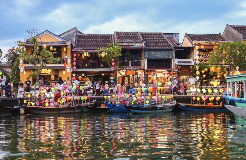 トゥボン川沿い・灯籠流し