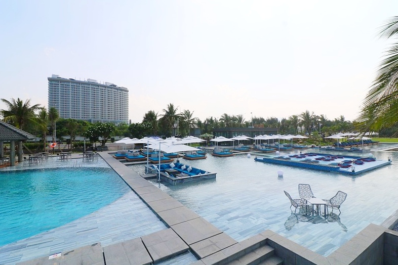 海を一望できるプール付きのビーチクラブ