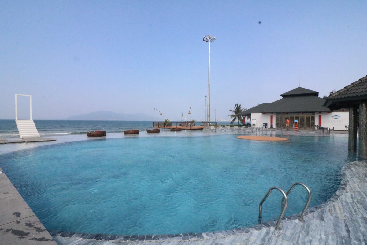 海を一望できるプール付きのビーチクラブ