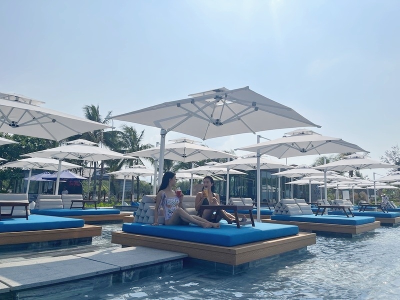 海を一望できるプール付きのビーチクラブ