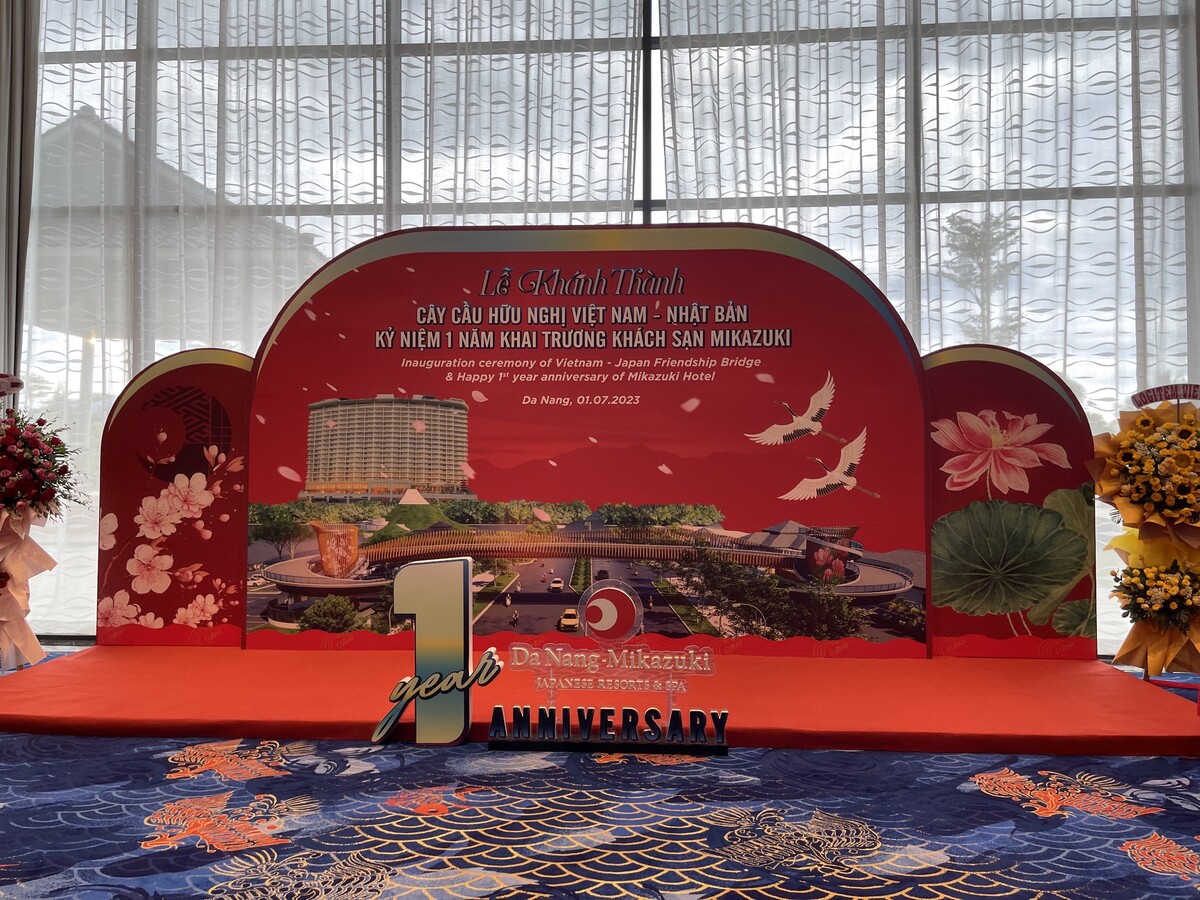 三日月ホテル開業一周年と歩道橋の開通を祝う祝賀会