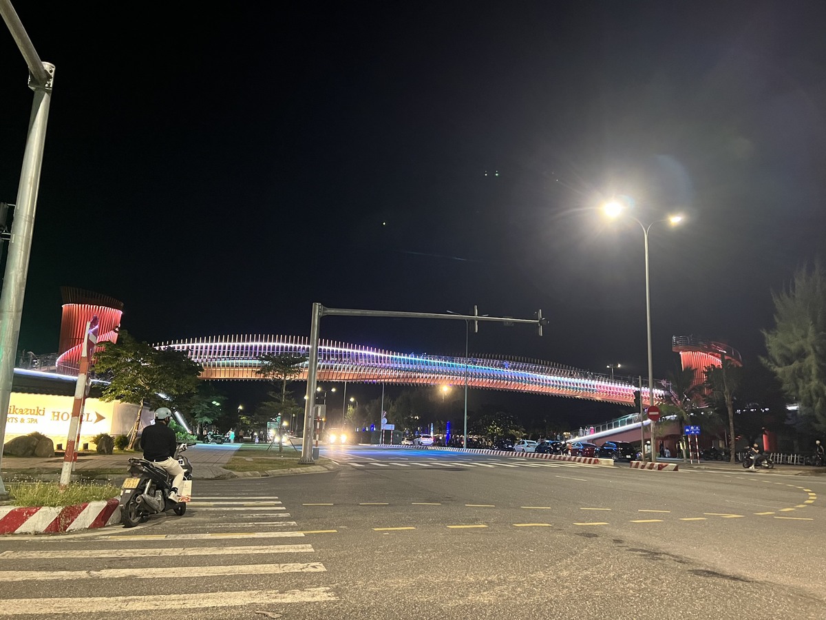 ライトアップされた橋