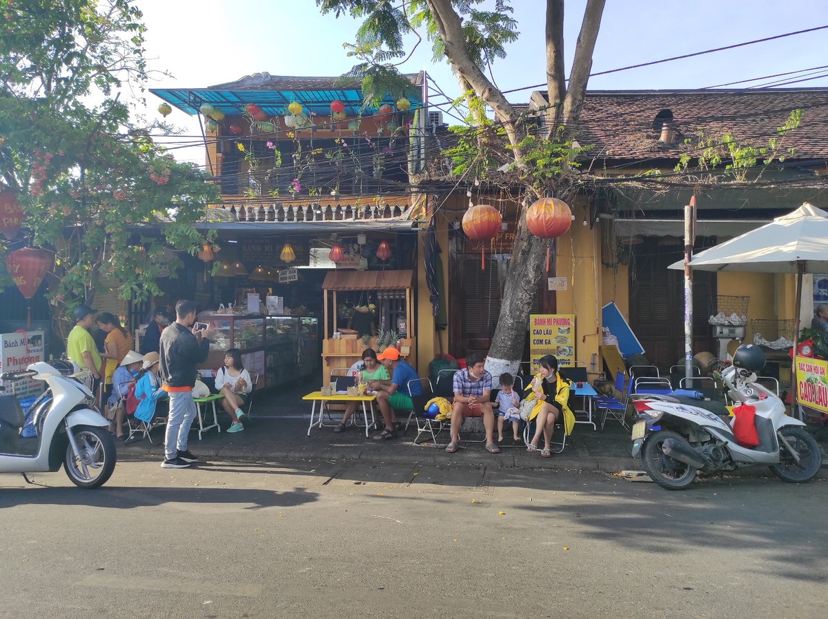 店内は混んでいて座れないことも多いほど人気