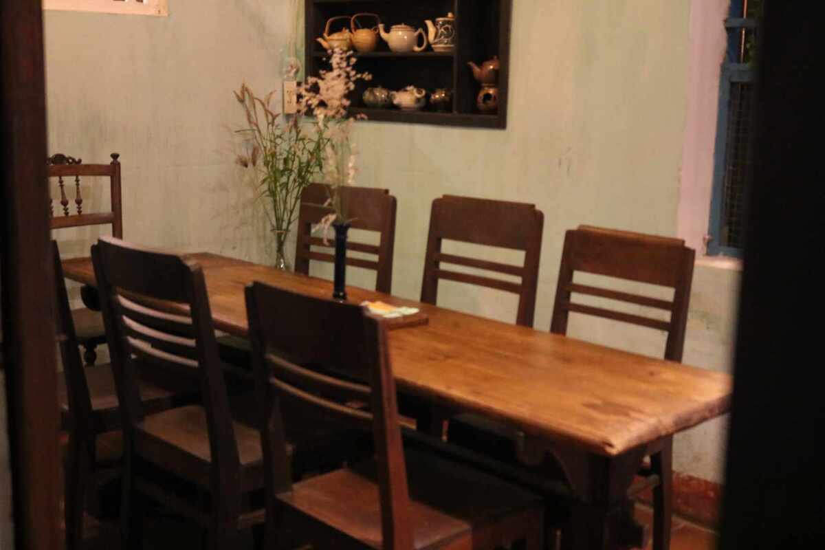 旧市街の一等地に構えるお土産店併設のカフェ