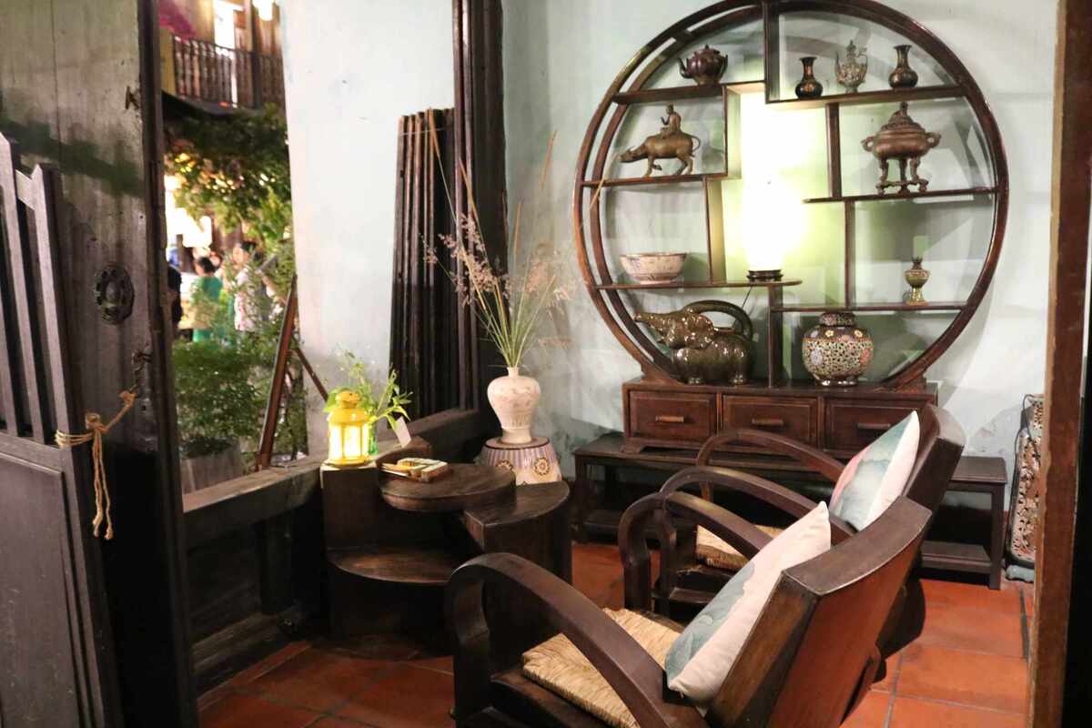 旧市街の一等地に構えるお土産店併設のカフェ