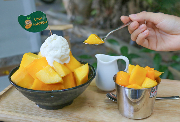 マンゴーピンス120,000VND(約700円) 大ぶりにカットされたマンゴーが惜しげもなくのったマンゴーミルクカキ氷はマンゴー好きさんにはたまらない一品！