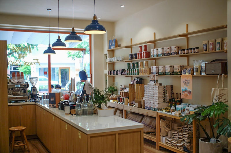 店内はワンフロアでシンプルな造り