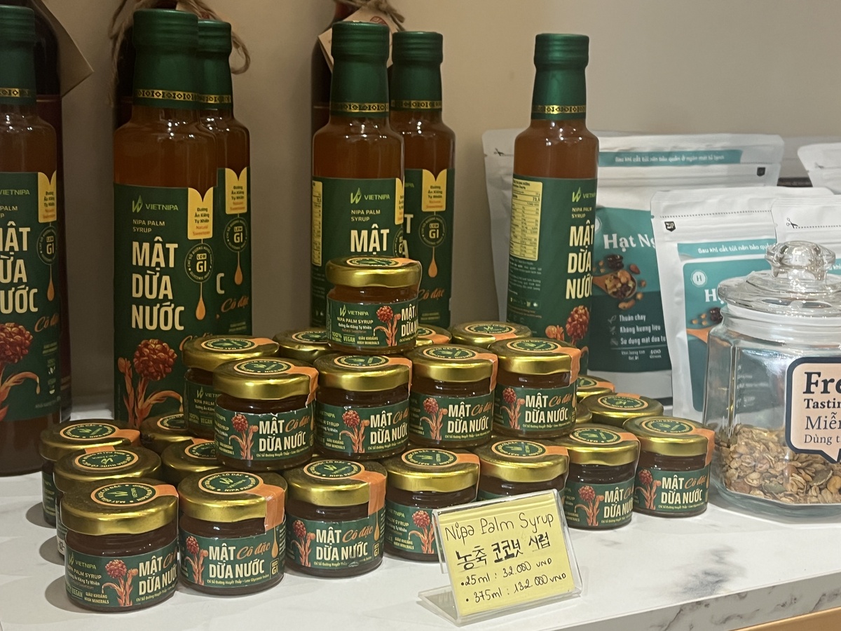 Nipa palm syrup(32,000VND/25ml、132,000VND/375ml) 水椰子(ニッパヤシ)のシロップは複雑に味が変化する甘いのに低糖質な商品