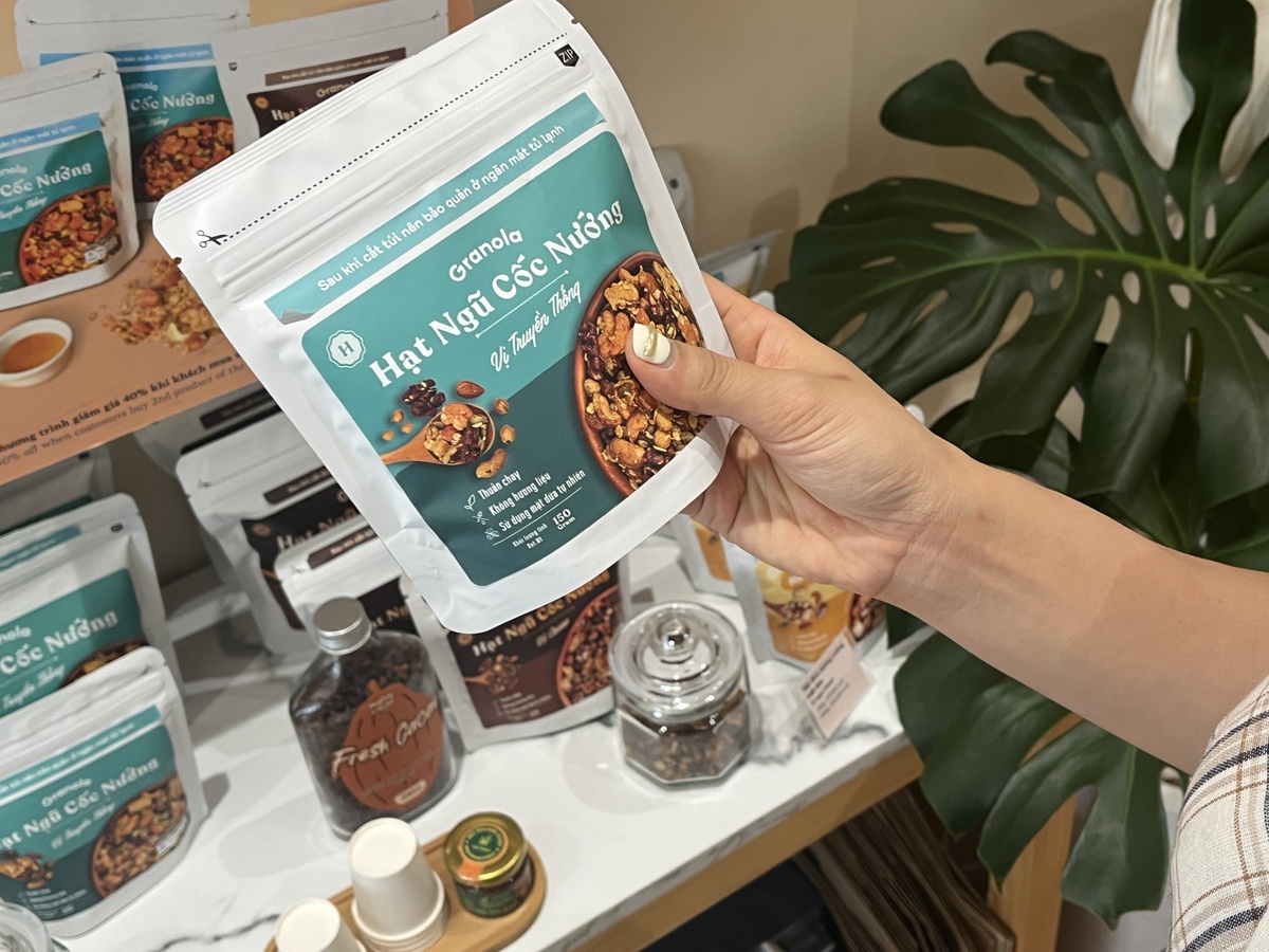 Granola(83,000VND/150gr、209,000VND/400gr) 水椰子(ニッパヤシ)シュガーをコーティングしたグラノーラも試食ができます