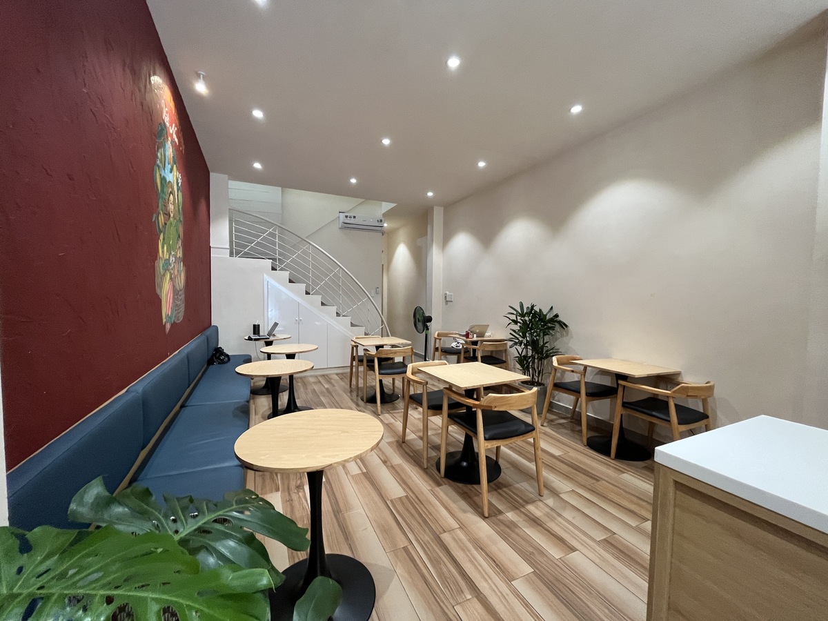 店内はワンフロアでシンプルな造り