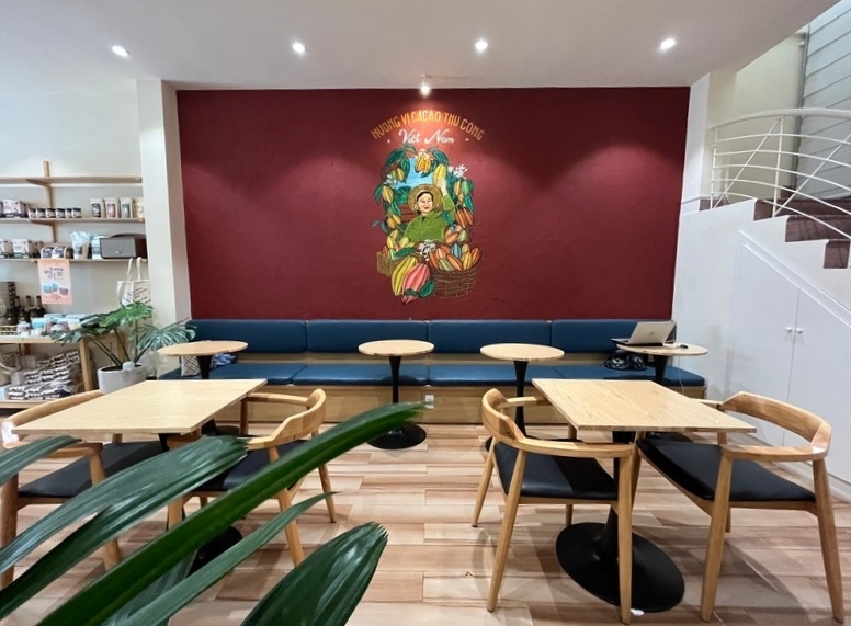 店内はワンフロアでシンプルな造り