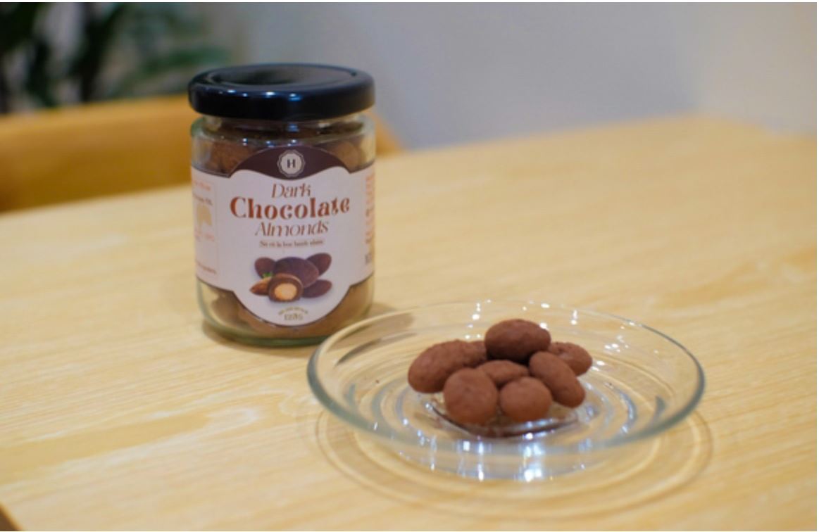 Dark Chocolate Almonds(138,000VND) 甘すぎないチョコレートアーモンド