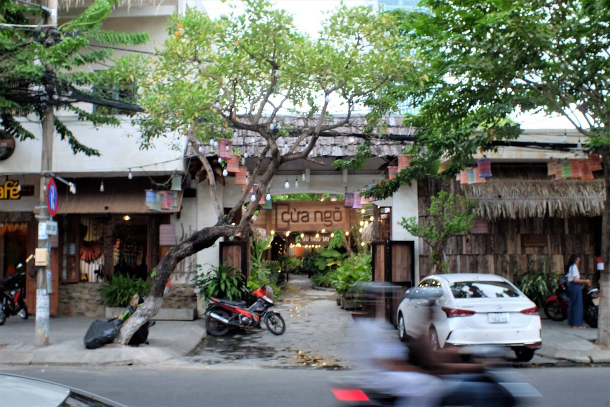 市内にある大型の古民家風カフェ