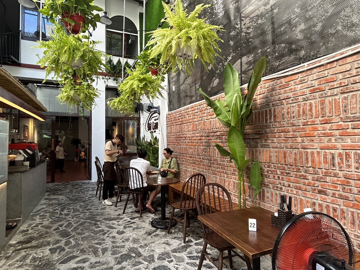 大きな吹き抜けになった屋根付きのテラス席