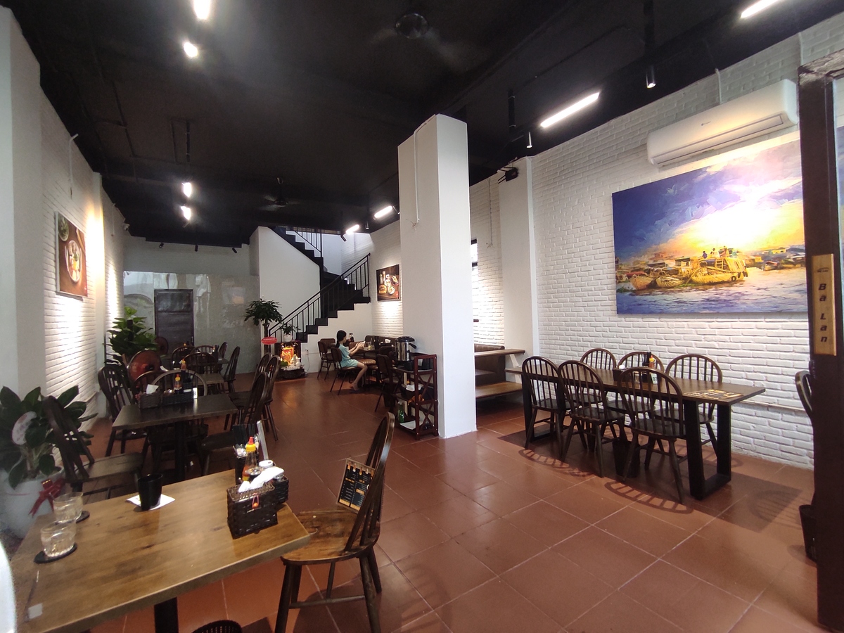 一階奥の店内にはテーブル席がたくさんありお一人様からグループでゆったりお座りいただけます