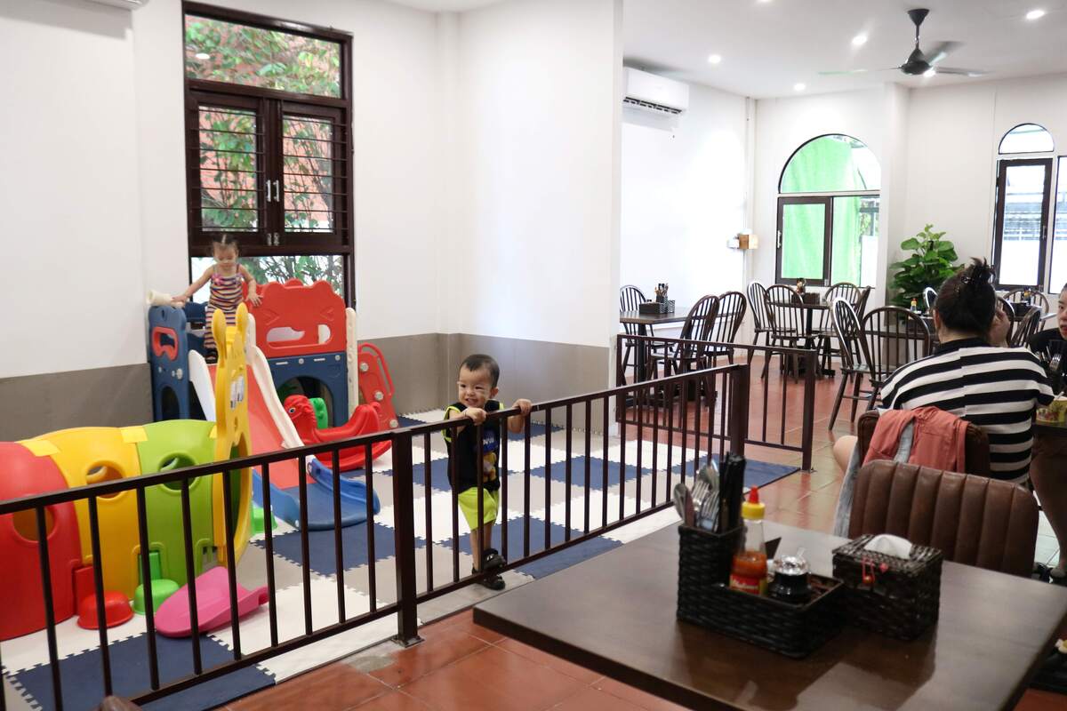 二階席には、子どもの遊び場を広々と設けた作りでお子様連れでお食事するのにぴったりな造り