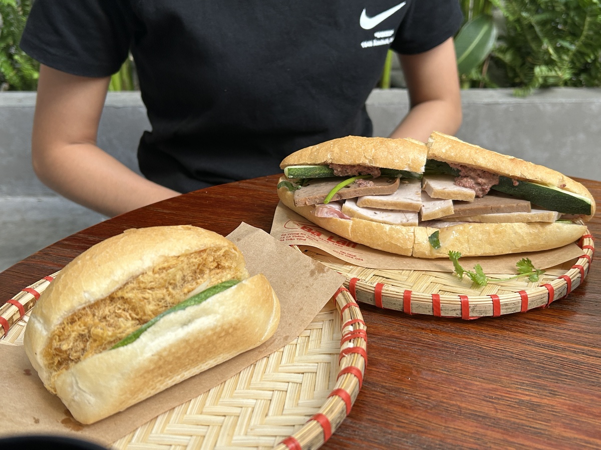Bánh mì gà（バインミーガー）とBánh mì đặc biệt （バインミースペシャル）を注文